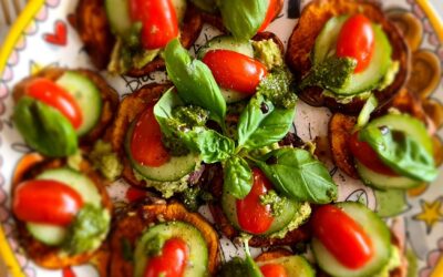 Zoete aardappeltoast met avocado,  tomaat,  komkommer en pesto