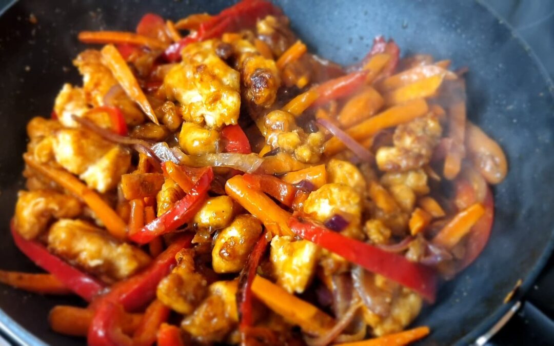 zoet en spicy knapperige roerbak kip